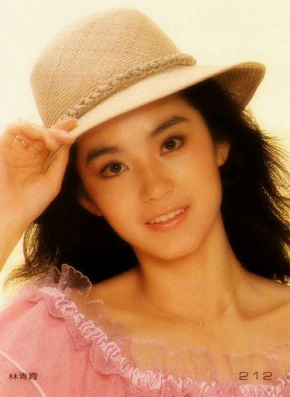 王祖贤是真正的帽子控，早期戴的帽子如今街拍和秀场也流行