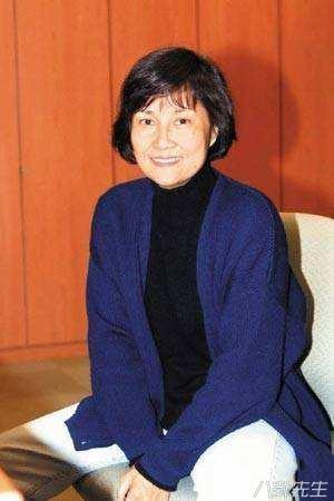 他兽医出身成话剧大师，娶小自己25岁学生，60岁获双胞胎