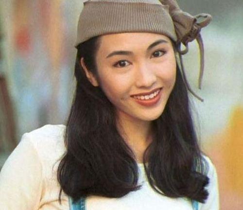 王祖贤是真正的帽子控，早期戴的帽子如今街拍和秀场也流行