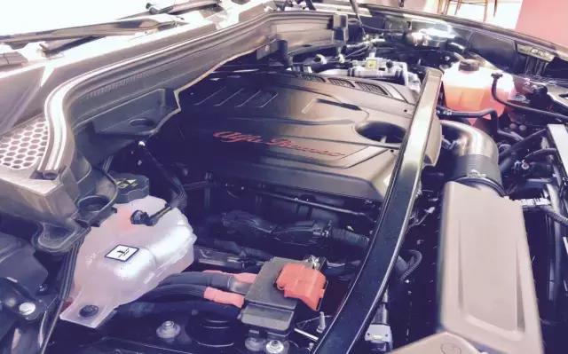 这辆意大利SUV 山路跑的比86还快 号称秋名山杀手