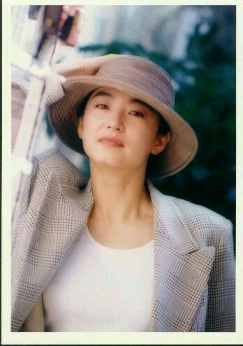 王祖贤是真正的帽子控，早期戴的帽子如今街拍和秀场也流行