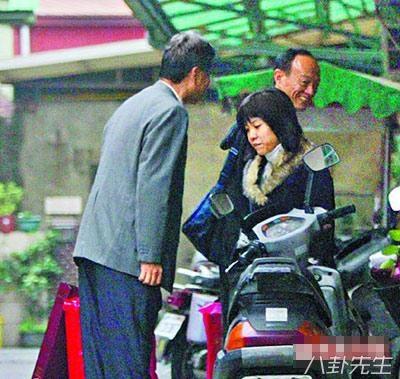 他兽医出身成话剧大师，娶小自己25岁学生，60岁获双胞胎