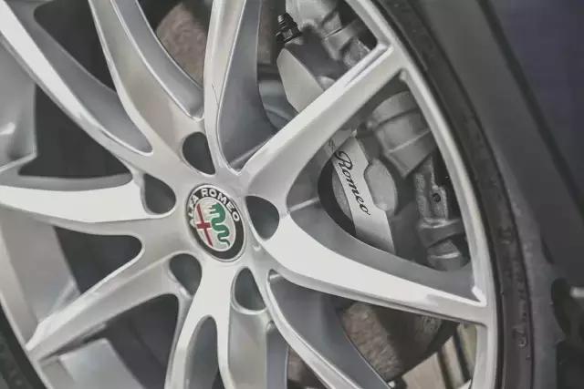 这辆意大利SUV 山路跑的比86还快 号称秋名山杀手