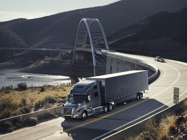 空调、冰箱、微波炉全都有,卧铺106cm宽, <wbr>沃尔沃长头卡车VNL介绍