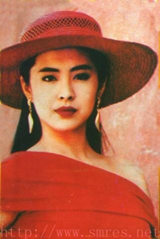 王祖贤是真正的帽子控，早期戴的帽子如今街拍和秀场也流行