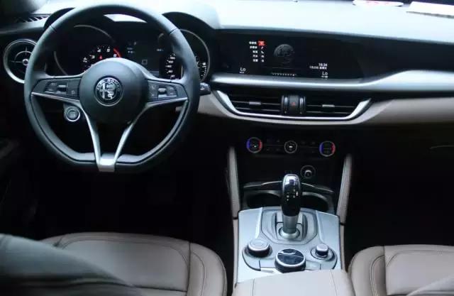 这辆意大利SUV 山路跑的比86还快 号称秋名山杀手