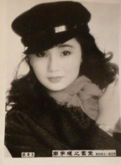 王祖贤是真正的帽子控，早期戴的帽子如今街拍和秀场也流行