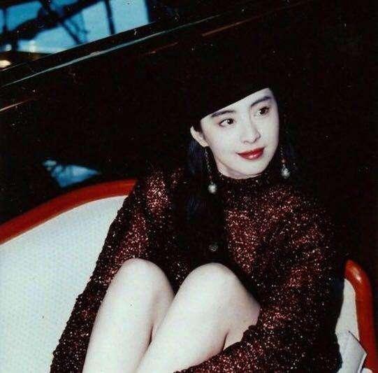 王祖贤是真正的帽子控，早期戴的帽子如今街拍和秀场也流行