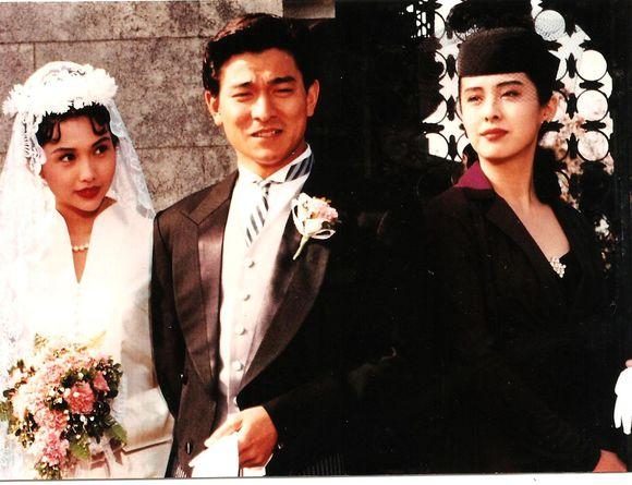 王祖贤是真正的帽子控，早期戴的帽子如今街拍和秀场也流行