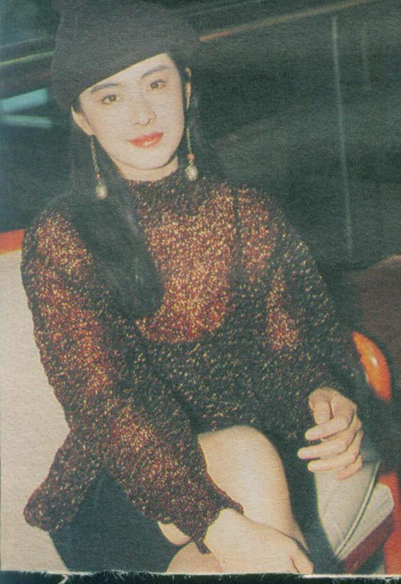 王祖贤是真正的帽子控，早期戴的帽子如今街拍和秀场也流行