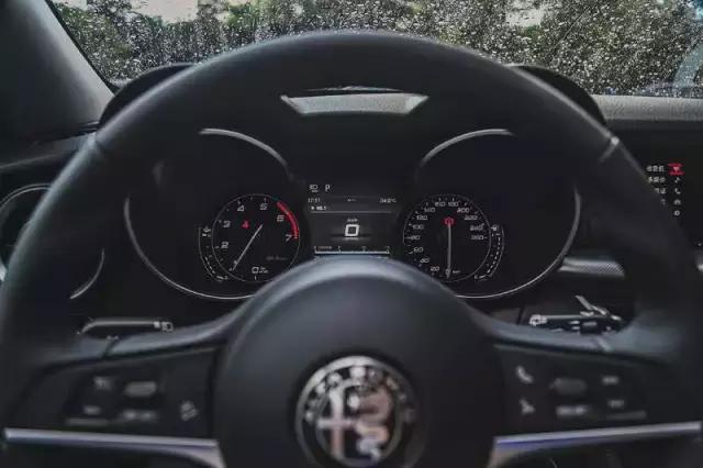 这辆意大利SUV 山路跑的比86还快 号称秋名山杀手