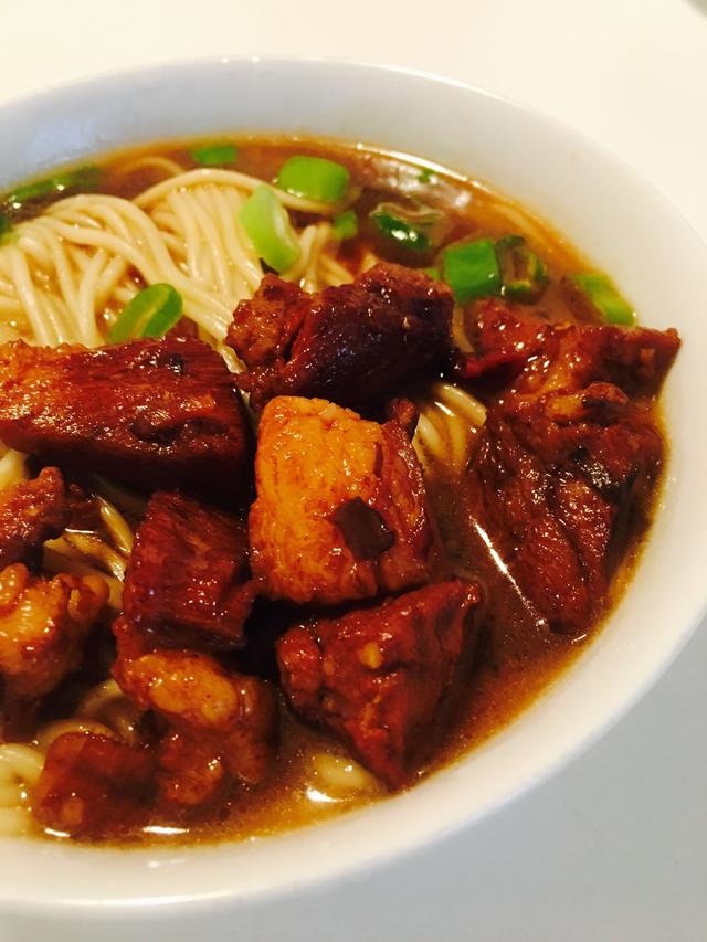 一碗小馄饨为何是16只? 这是我自己研发的红烧肉面,相对于大肉面来讲,这碗红烧肉面也可以称之为小肉面。