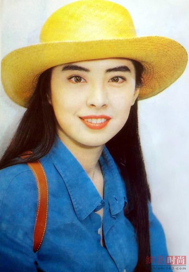 王祖贤是真正的帽子控，早期戴的帽子如今街拍和秀场也流行