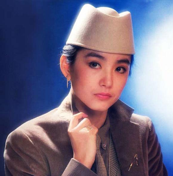 王祖贤是真正的帽子控，早期戴的帽子如今街拍和秀场也流行