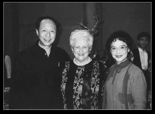 16岁演丫鬟60岁下海，港沪四美，曾受里根总统邀请，今获上影节大奖