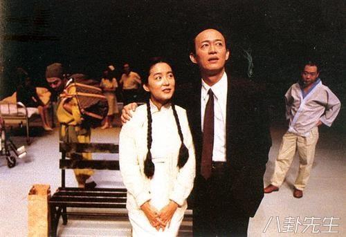 他兽医出身成话剧大师，娶小自己25岁学生，60岁获双胞胎