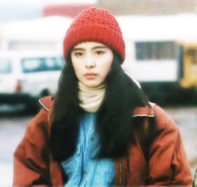 王祖贤是真正的帽子控，早期戴的帽子如今街拍和秀场也流行