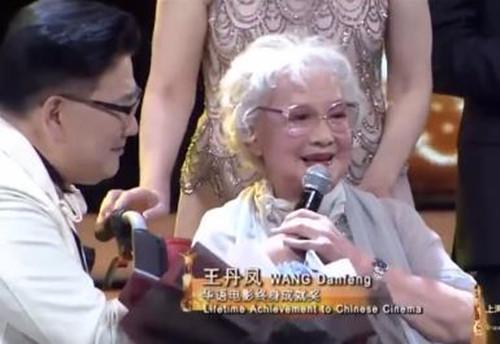 16岁演丫鬟60岁下海，港沪四美，曾受里根总统邀请，今获上影节大奖