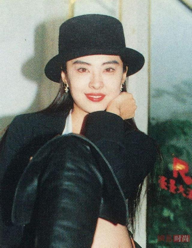 王祖贤是真正的帽子控，早期戴的帽子如今街拍和秀场也流行