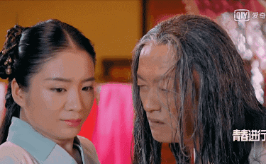 他兽医出身成话剧大师，娶小自己25岁学生，60岁获双胞胎