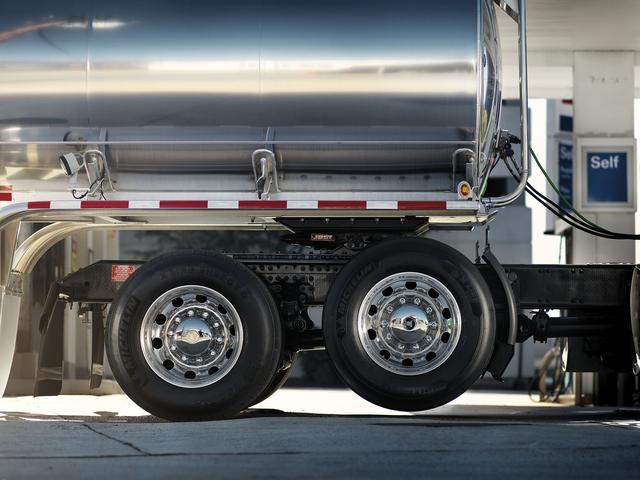 空调、冰箱、微波炉全都有,卧铺106cm宽, <wbr>沃尔沃长头卡车VNL介绍