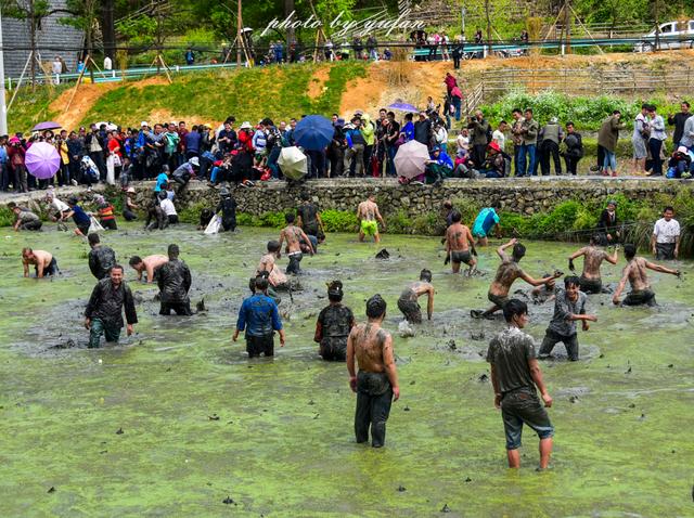 混水摸鱼打泥战,男男女女光着膀子在泥浆里狂