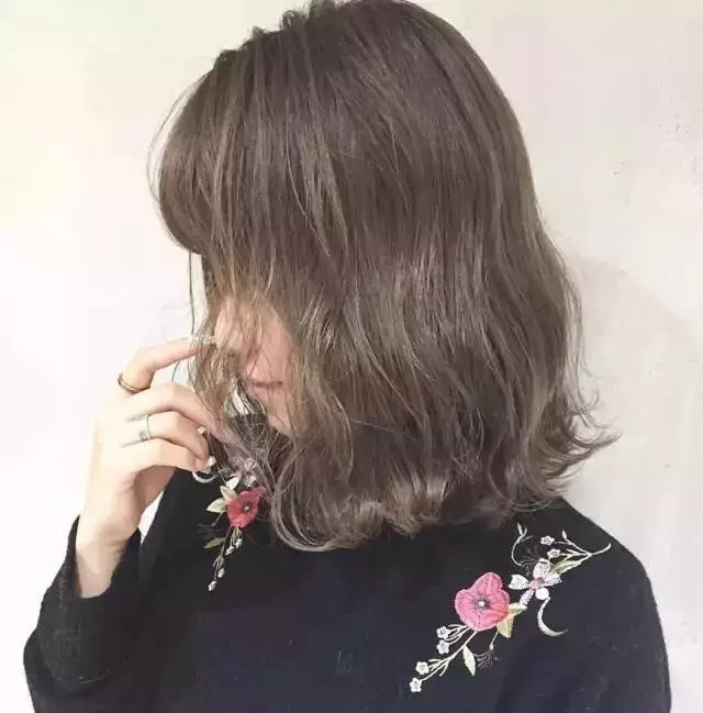 【发型推荐】齐肩发烫发推荐,青春可爱风的水波纹卷发