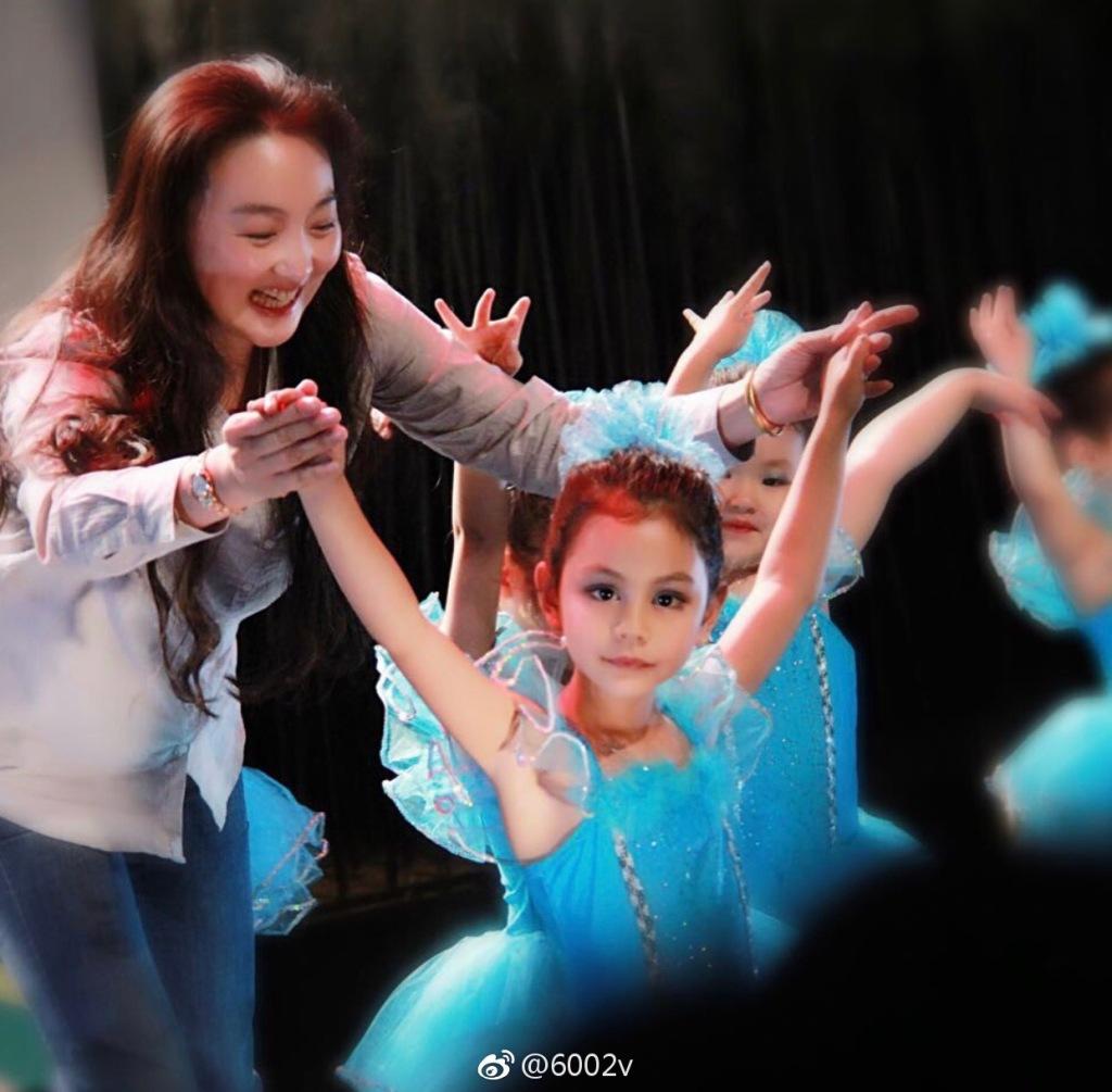 刘烨女儿霓娜跳芭蕾,眼神和气质太惊艳了!
