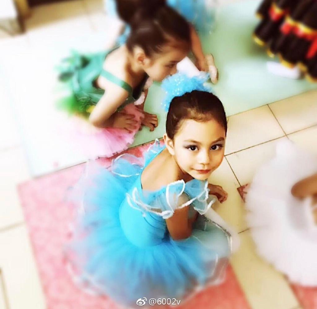 刘烨女儿霓娜跳芭蕾,眼神和气质太惊艳了!