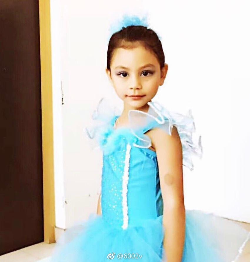 刘烨女儿霓娜跳芭蕾,眼神和气质太惊艳了!