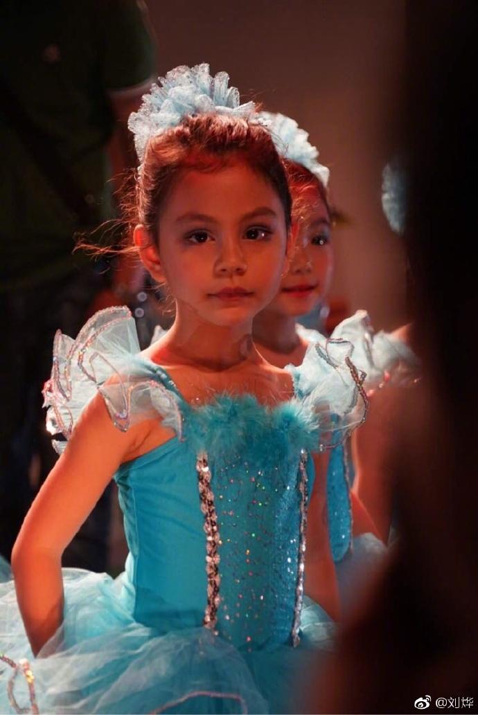 刘烨女儿霓娜跳芭蕾,眼神和气质太惊艳了!