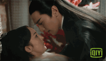 合作过很多男星,其中也有不少的吻戏和激情戏,但是杨幂都能够自如的