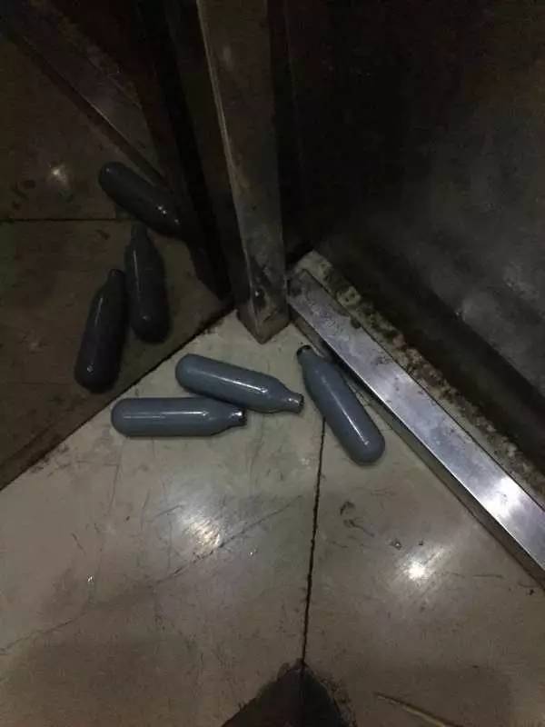 又是这玩意!90后租客靠它夜夜欢歌,杭州警方在屋内一次查获数百箱!