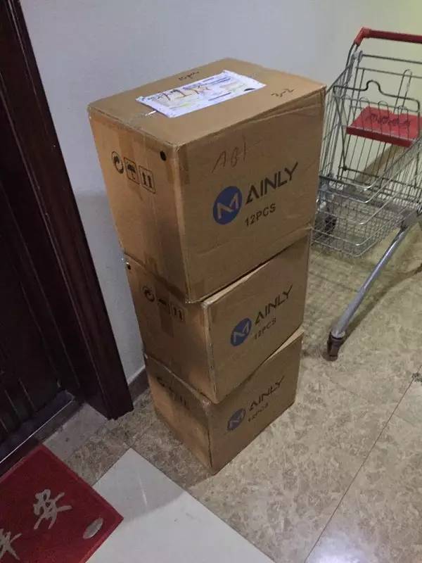 又是这玩意!90后租客靠它夜夜欢歌,杭州警方在屋内一次查获数百箱!
