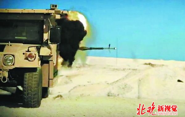 坦克撞上高压电塔:秒回零件状态 钢铁怪兽原来