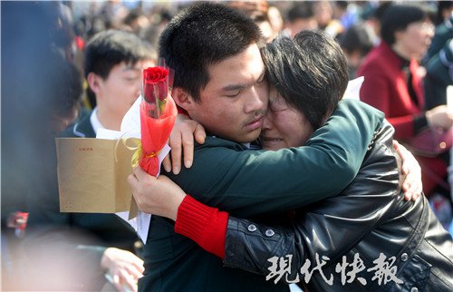 南京一成人为高官举办高中礼,现场哭成一片志学生网中央空调图片