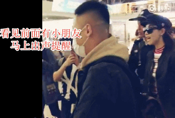 宋茜被撕坏登机牌秒变表情包,她在机场一直很可爱啊