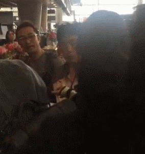 宋茜被撕坏登机牌秒变表情包,她在机场一直很可爱啊