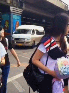 宋茜被撕坏登机牌秒变表情包,她在机场一直很可爱啊