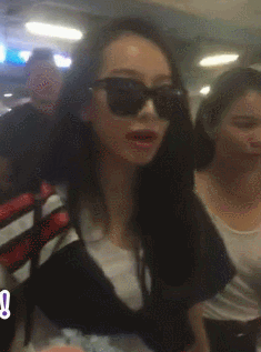 宋茜被撕坏登机牌秒变表情包,她在机场一直很可爱啊