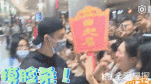 陈奕迅为和粉丝合影换情侣装、陈伟霆摸头摸脸杀,这些爱豆都太暖心了