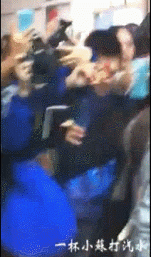 宋茜被撕坏登机牌秒变表情包,她在机场一直很可爱啊