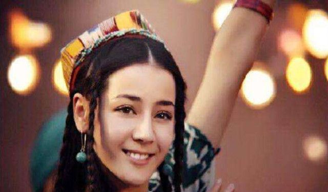 《阿娜尔罕》这部剧中的迪丽热巴,穿上维吾尔族服饰才是真正的美!