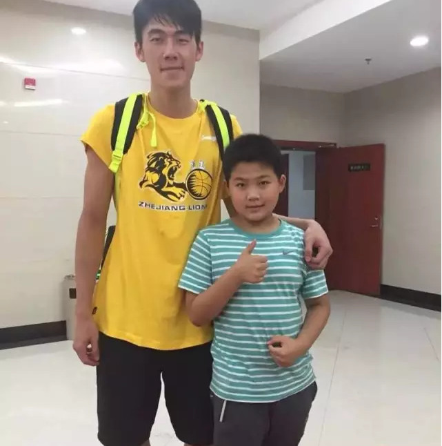 【广厦❤爱永不落幕征文⑮】林志傑,你總叫人如此溫暖! (小朋友和当时还没有正式加盟广厦的刘铮合影)