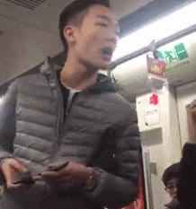 一位地铁小伙把薛之谦惹怒, <wbr>发微博声援两姑娘彰显正能量! loading...