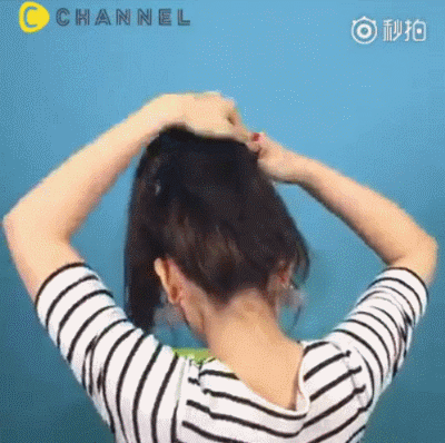 把马尾散开,绕着发绳转几圈
