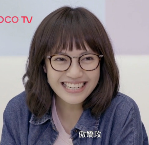 这个妹子戏份不多，全程只有这一个表情，但却在剧情中起到了关键作用。