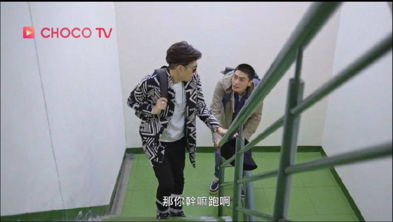 小黑装作无辜的样子，放松了程某的警惕