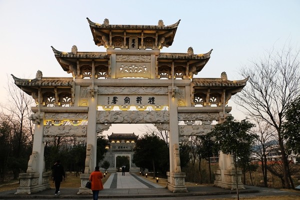 皇帝亲赐江南第一家,三朝十五世同居共食,绝不是普通的家