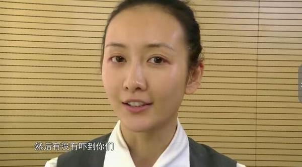 大家更喜闻乐见的是看到女明星的素颜,新闻标题中经常出现XXX素颜现身判若两人,这个标题的名字,就代表着俺这是头条重磅新闻。 看来大家对于女明星卸妆,依然十分热诚啊! 之前在《真正男子汉2》中,杨幂和佟丽娅、张蓝心、沈梦辰现场卸妆,热度至少飙了两周时间。 [[img src="http://simg.